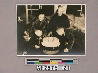 藏品(故總統蔣公生活照片：偕幼孫歡慶夫人華誕)的圖片